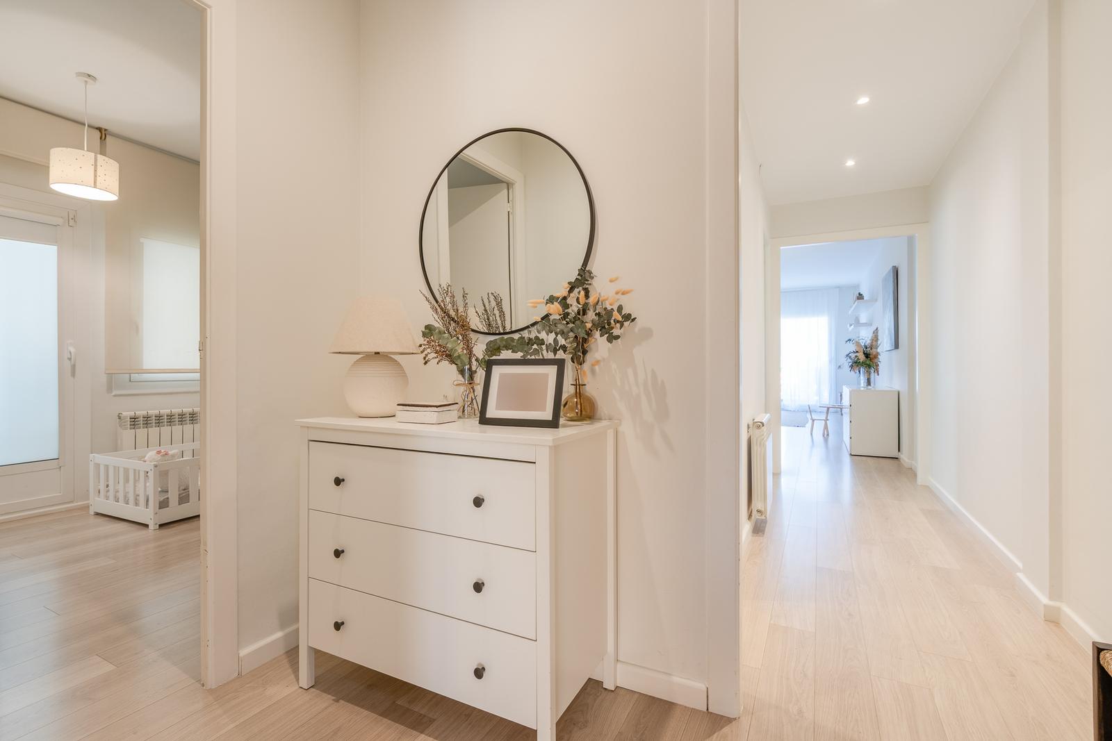 LUMINOSO PISO CON BALCÓN EN ARIBAU EN VENTA