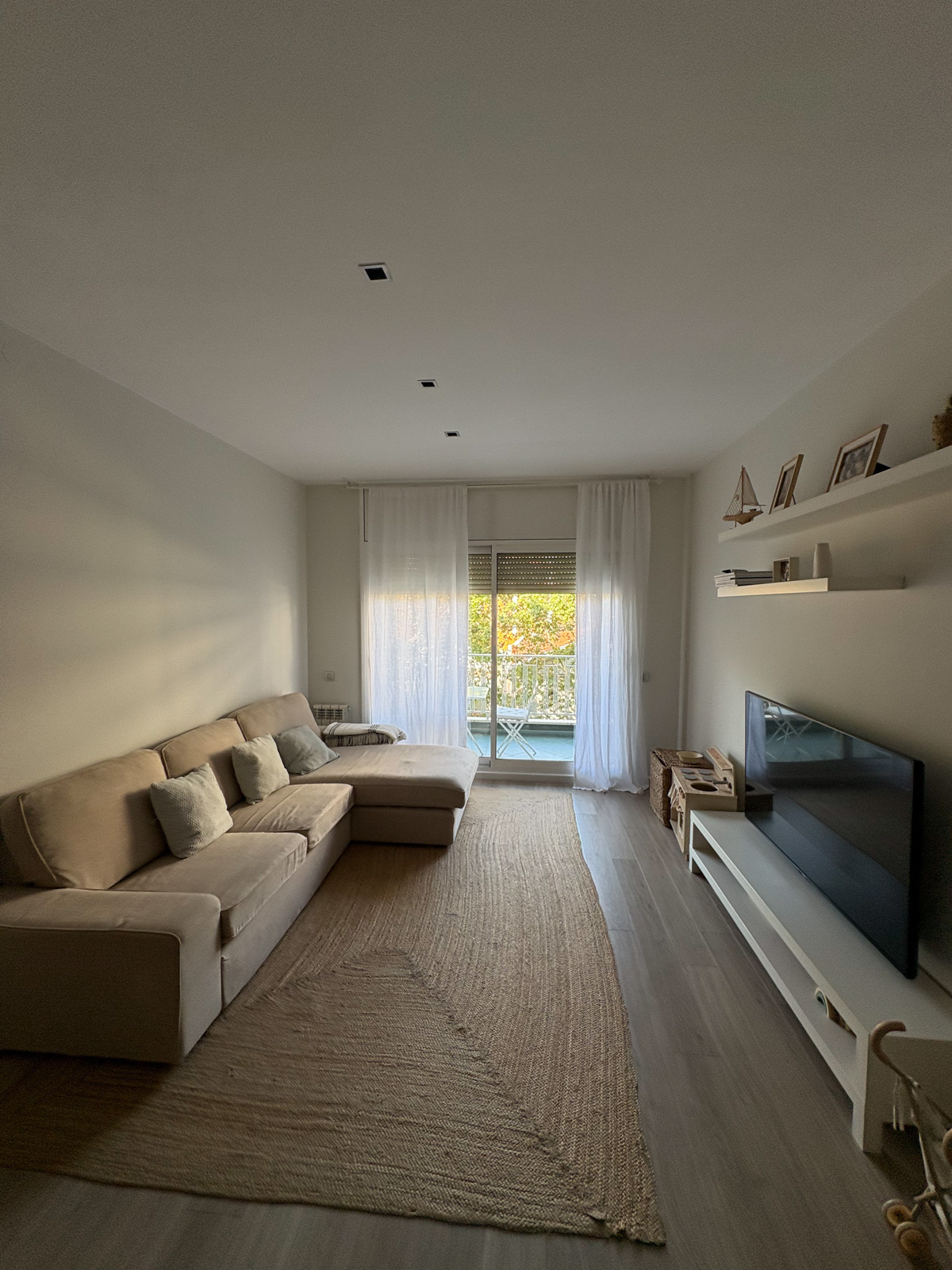PISO CON BALCÓN EN ARIBAU EN VENTA